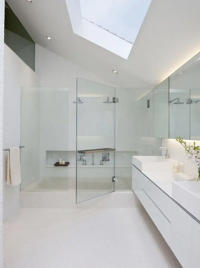 open and light bathroom design