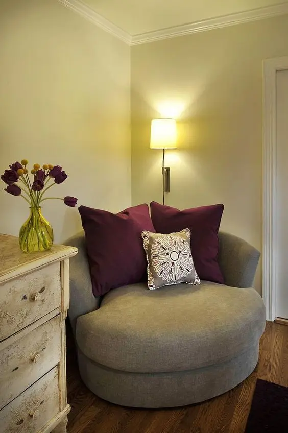 Cosy Couch master bedroom: Curl up with a good book, take a restful sit-down, or snuggle with a loved one in this cosy and
