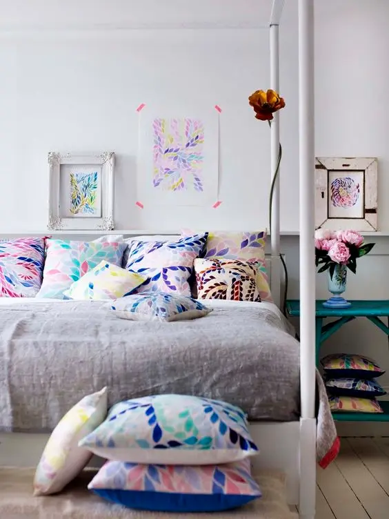 A Burst of Colours master bedroom: There is a lot going on in this artisan's bedroom, and it’s all good! The white walls and