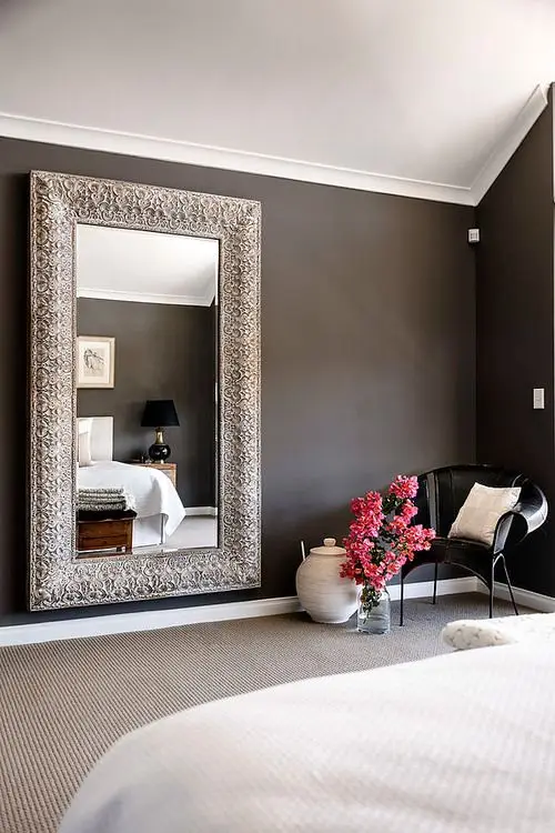 Large Mirror of Glamour master bedroom: Perk up any bedroom with a stunning piece. This large opulent mirror with