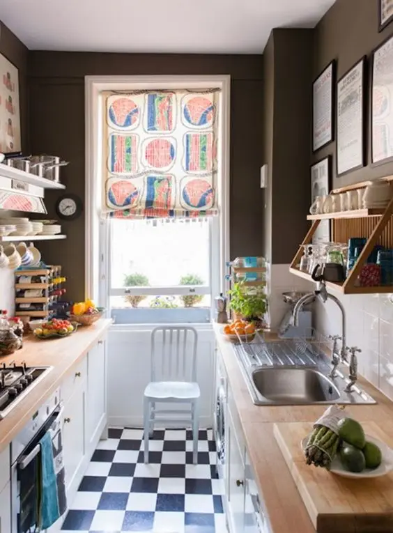 Vintage Efficiency small kitchen: Love the vintage charm and style? This small galley kitchen is all vintage and efficiency