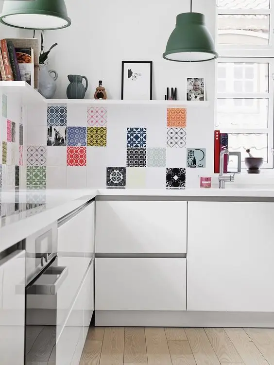 Artsy Modern small kitchen: Your kitchen splashback is a blank canvas for your creativity. This white kitchen is creatively
