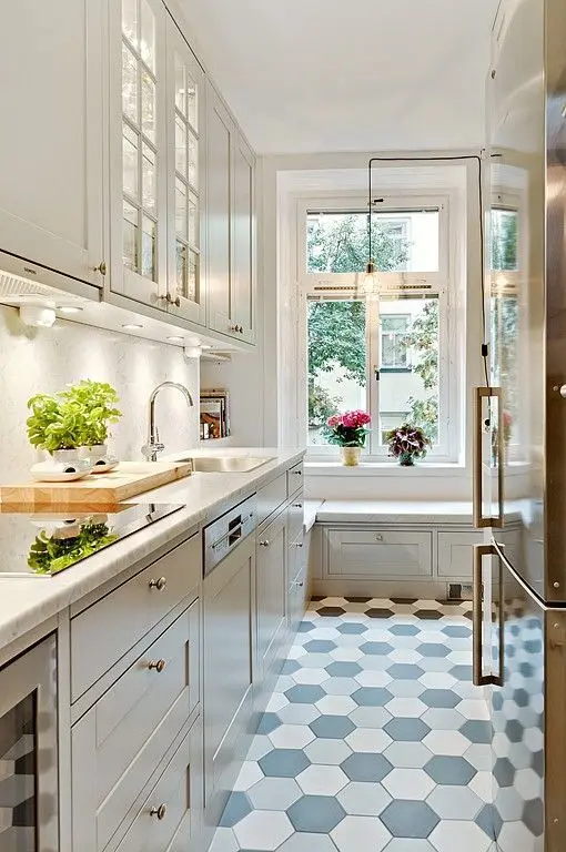 Fabulous Flooring small kitchen: For narrow rooms, you should draw the eyes up, down or ahead. This small yet elegant