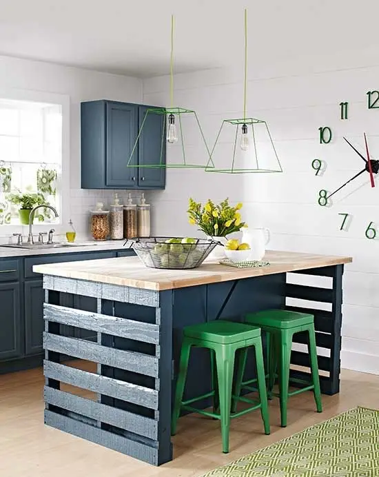 Go Big on the Fixtures small kitchen: When you don’t have ample space to style around, go big on the fixtures. This kitchen