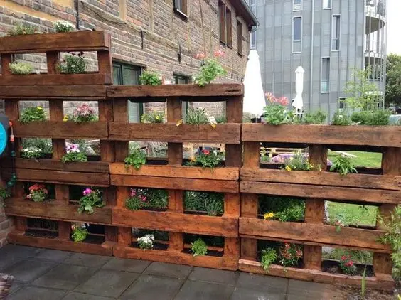 Wooden Pallet Garden Fence: The easiest genuine weekend project on this list