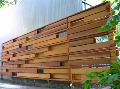 Modern Pallet Fence: Another pallet build, this one assembled with more intent: boards sorted by tone