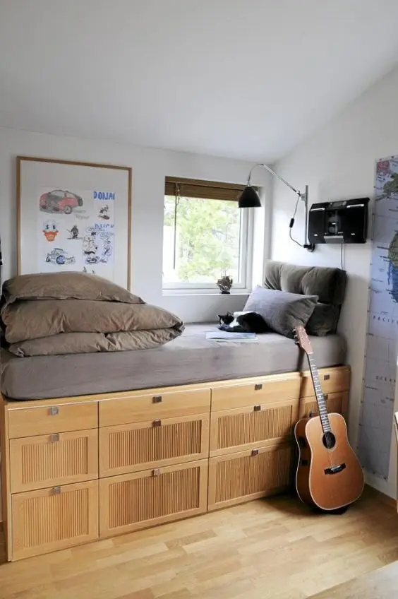 teen's small bedroom