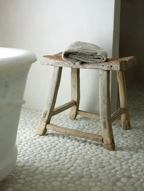 white pebble bathroom floor