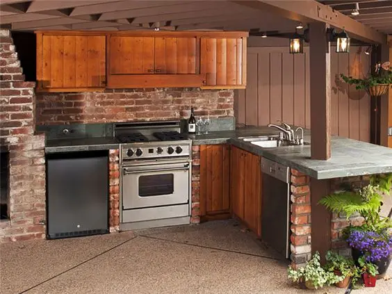 traditional outdoor kitchen