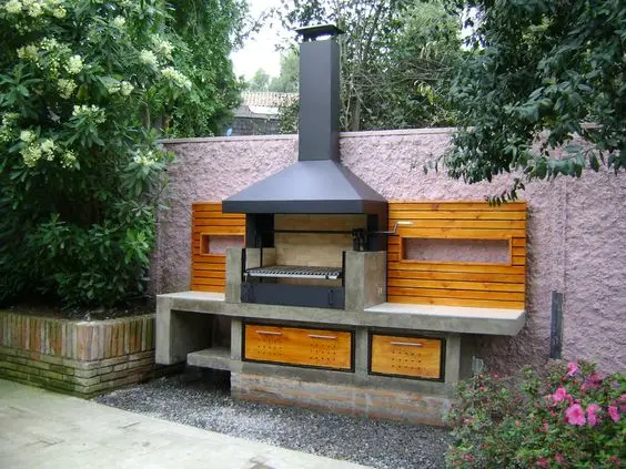 Against the Wall outdoor kitchen: Building your outdoor kitchen against a sturdy fence – of concrete, stone or brick