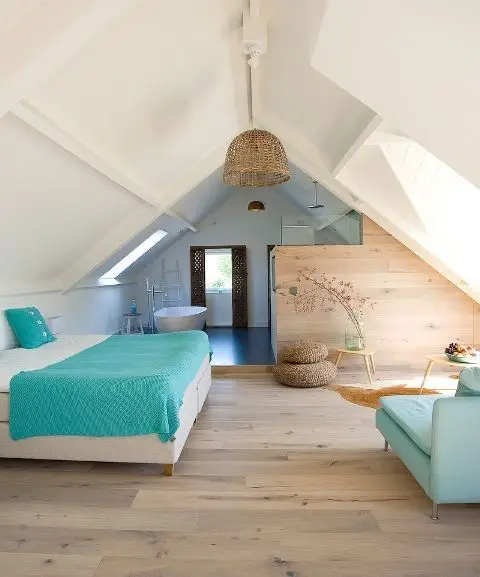 Guestroom Loft Suite loft bedroom: Charming, airy and beautiful. This loft bedroom features an en-suite bathroom located at