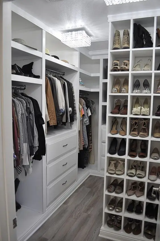 Cosy and Organised bedroom closet: Maximise closet space with efficient planning and effective built-in storage system. This