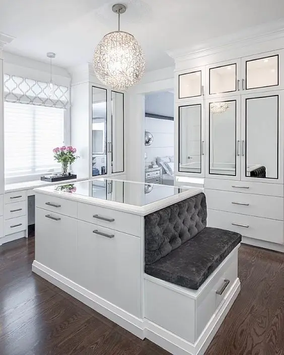 Elegance of White bedroom closet: For the lady of the house, or the princess. This elegant and charming white bedroom closet