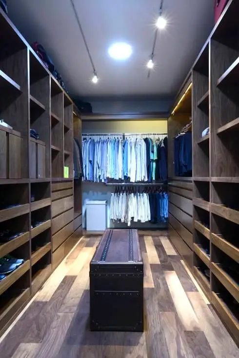 Chest Bench bedroom closet: Rustic sophisticate, with an air of rugged character. The modern and minimalist hardwood floors