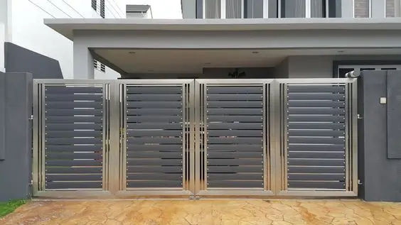 Aluminium Horizon front gate: Horizontal aluminium slats across the driveway, spaced to hint at the yard rather than display it