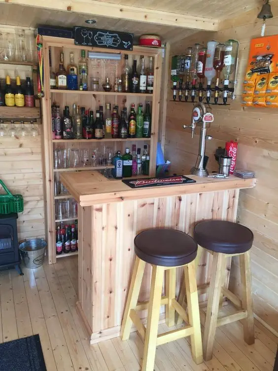 Outdoor Pallet Bar: Complete your backyard party scene with this outdoor pallet bar