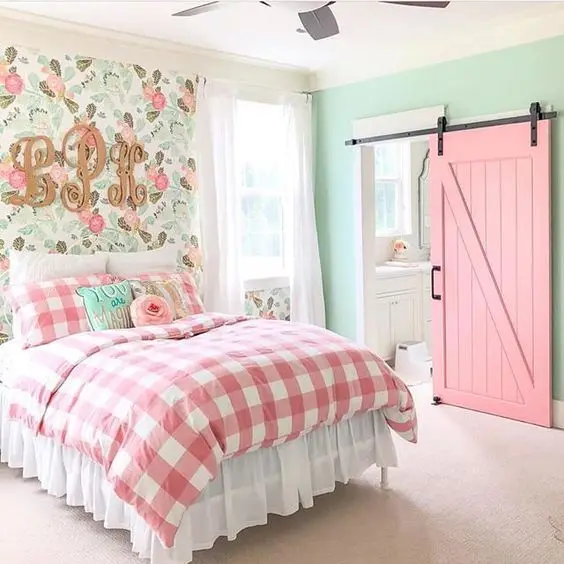 Charming Farmhouse kids' bedroom: This beautiful farmhouse bedroom is bright, charming and timeless. Your girl will surely