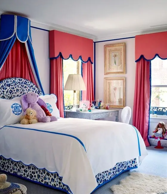 Preppy Bright kids' bedroom: Bright, colourful, delightful! This well-designed kid’s bedroom features striking amaranth and
