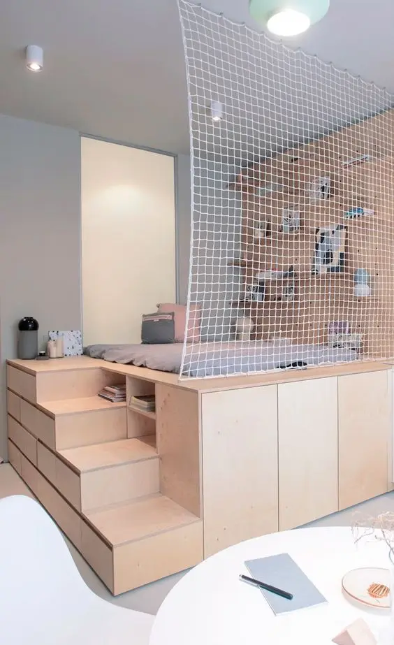 Raised Bed kids' bedroom: This trend of building a raised bed is both sensible and creative. The design provides a lot of
