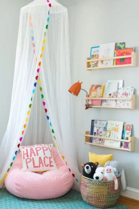 Activity Corner kids' bedroom: Create a fun corner for your child to play, keep her or his toys, read or work on a school