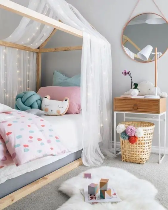 Pretty Canopy kids' bedroom: Every girl who dreams of being a princess will surely love this delightful modern princess