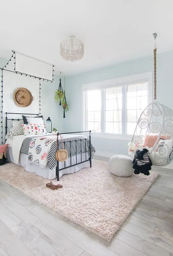 Chic and Neat kids' bedroom: Bright, neat and pretty. This delightfully light and bright girl’s bedroom includes light wood