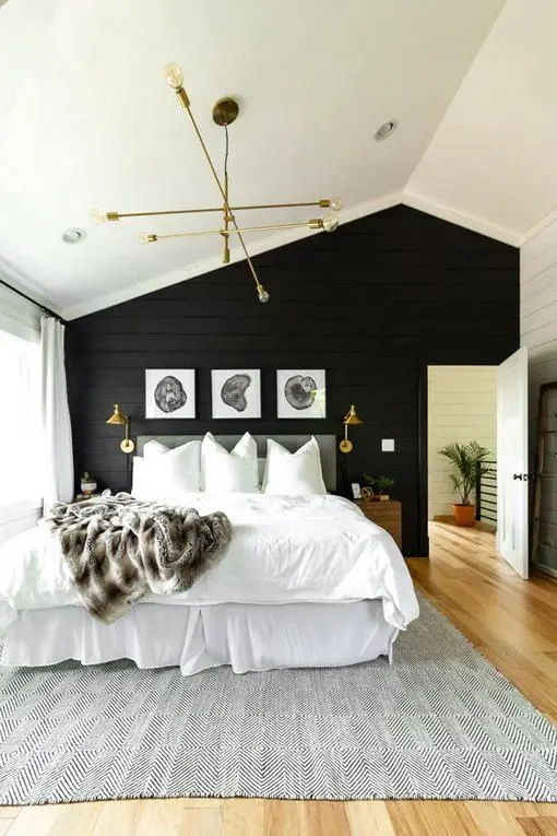 Cosy Cottage bedroom: Chic as it is charming, classy as it is modern. The brightness of the room is toned down by the black