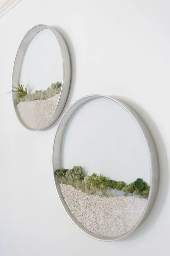 Succulent Wall Planter DIY home décor: This sophisticated-looking succulent wall garden is really easy to make. You can use