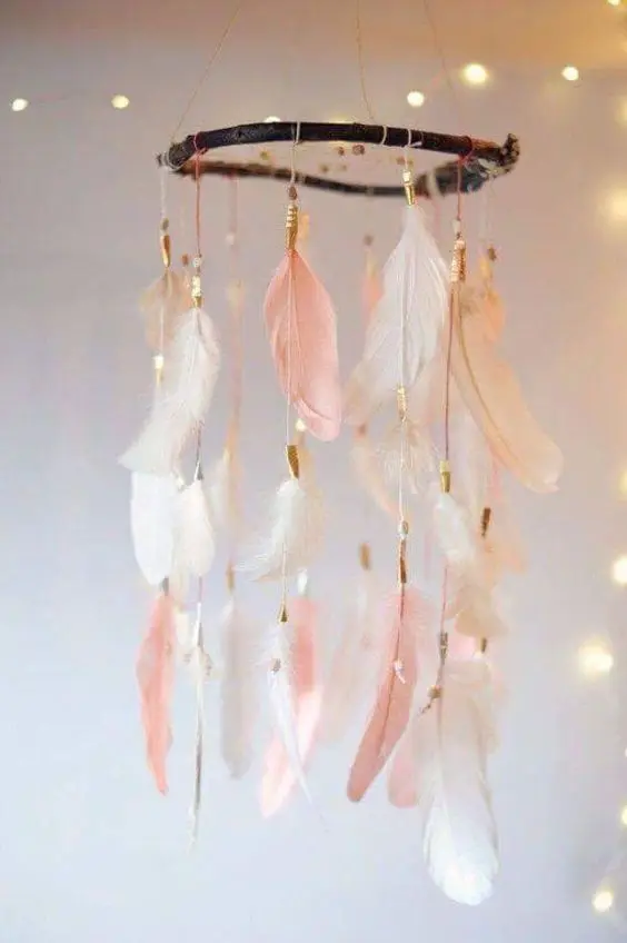 Dream Catcher Mobile DIY home décor: Charming and whimsical. Creative and beautiful. You can buy coloured feathers and thin