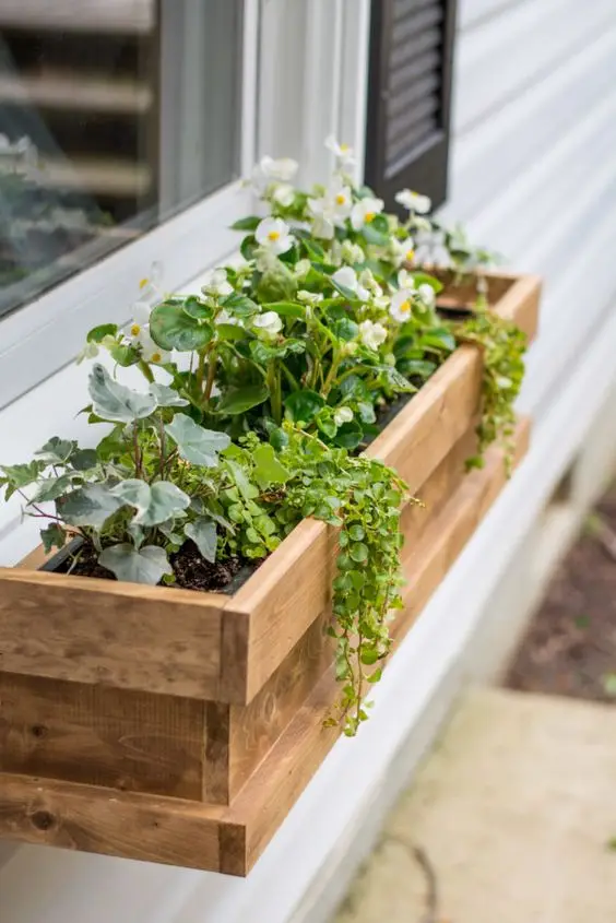 Pallet Window Box DIY home décor: Window flower boxes have been with us for centuries, but they still continue to amaze and