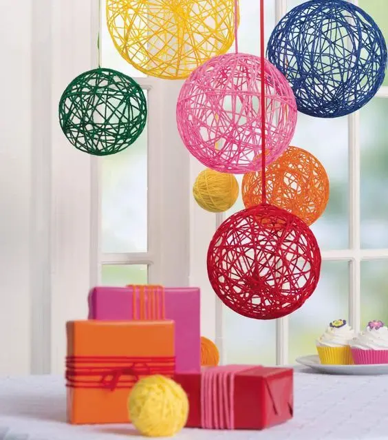Yarn Orbs DIY home décor: Colourful, eye-catching and fun! Yarn orbs are easy to create, you’ll need spools of yarn of your