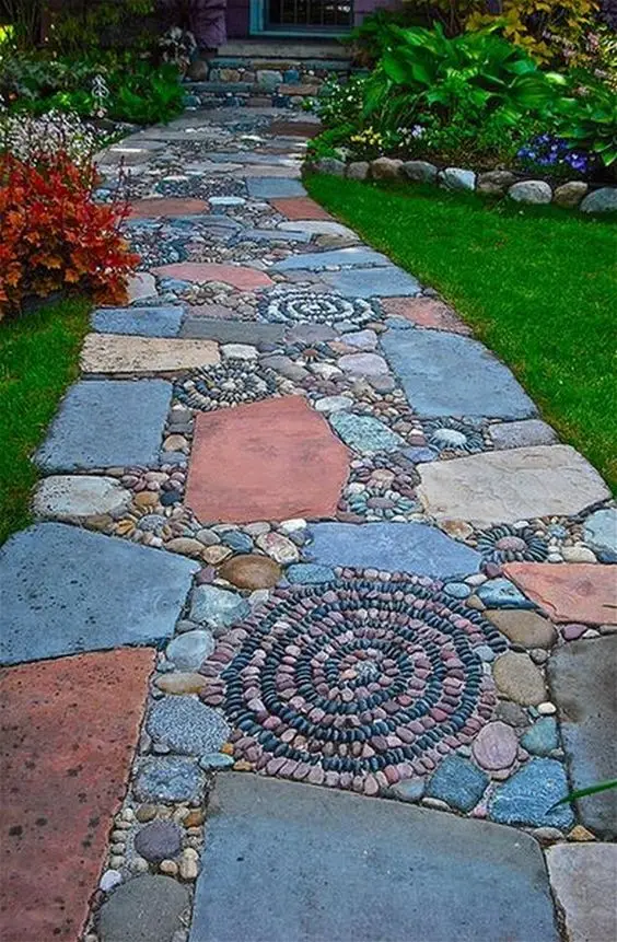 Garden Pebble Mosaic DIY home décor: Give your garden and front yard an instant facelift with this pebble mosaic. This DIY