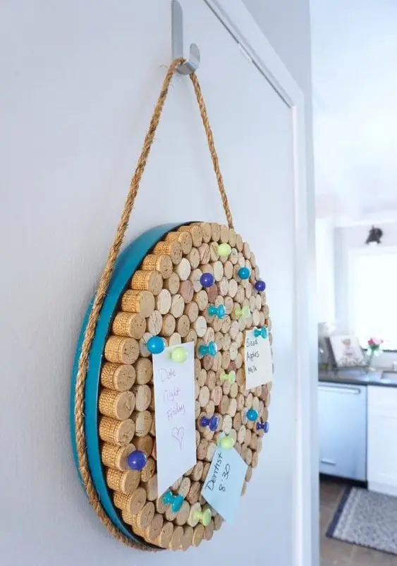 Wine Cork Board DIY home décor: Show your love for good wine with this resourceful and functional DIY home décor. Arrange