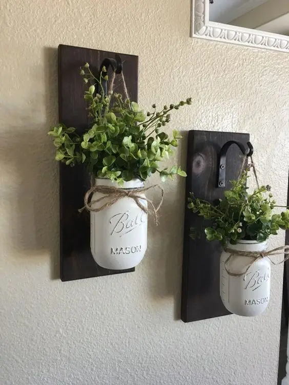 Mason Jar Scones DIY home décor: This rustic and charming DIY project is also very current and millennial. Young hipsters
