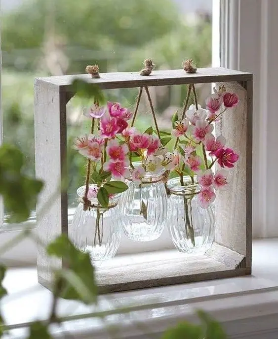 Window Vase DIY home décor: Dress up your windows with this charming glass and wood hanging vase. Using some pallet wood