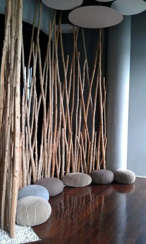 Driftwood Wall DIY room divider: Bring in the cool and refreshing seaside vibes with this wall of repurposed driftwood!