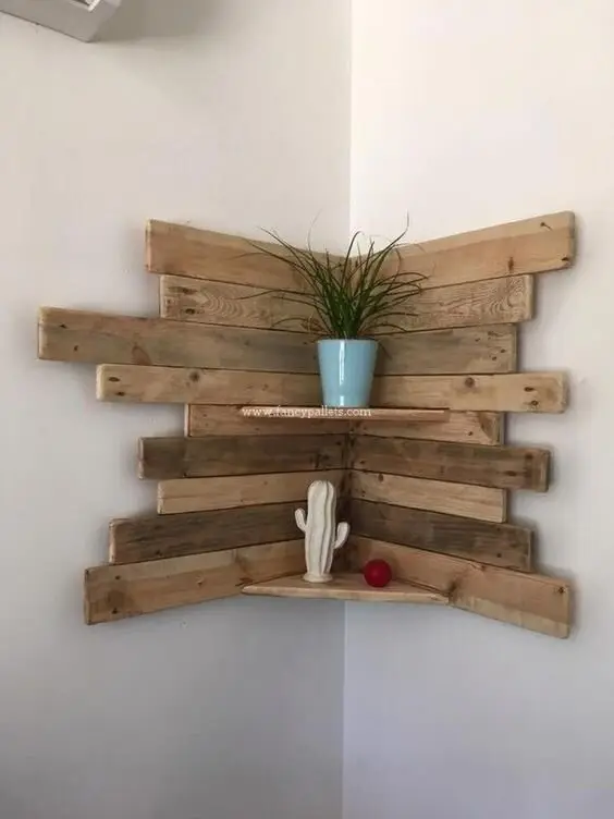 Corner Shelf wood project: Corners are prime real estate most furniture can't use. A pallet-plank corner shelf claims that