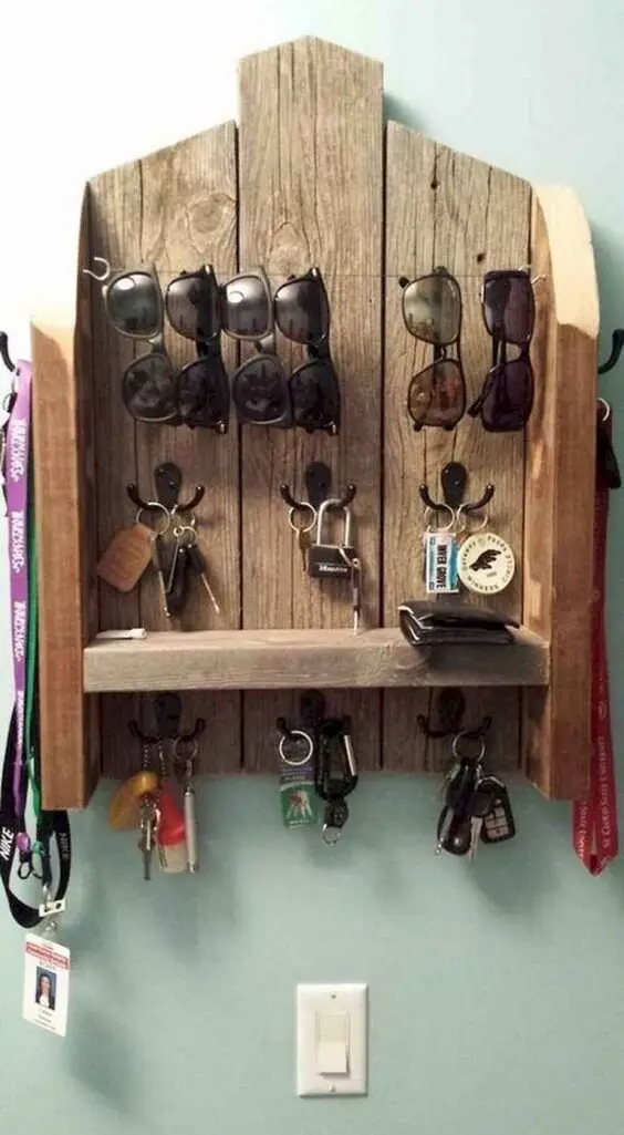 Pallet Key Holder wood project: A small pallet-board organiser by the door: hooks for keys and leads, a string for