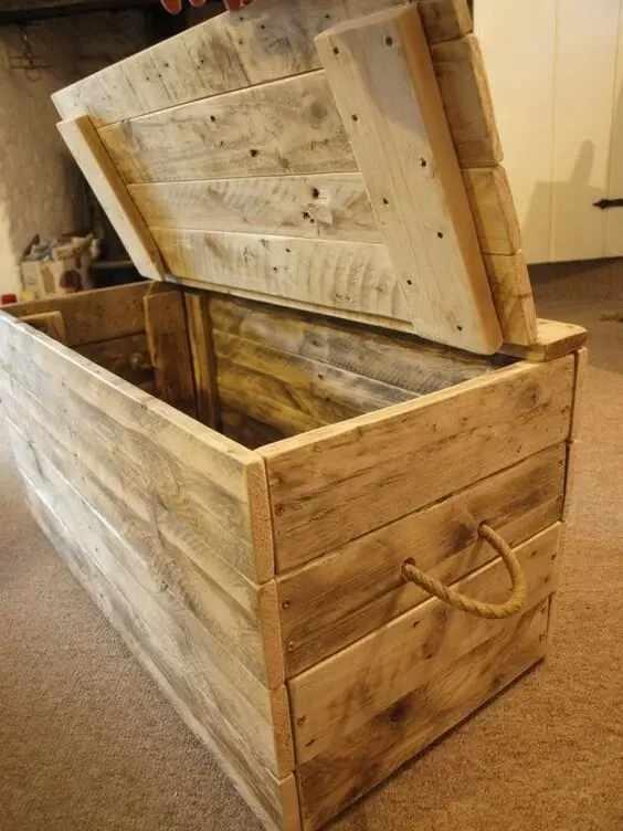Multipurpose Storage Box wood project: A pallet-plank chest for the blanket overflow, the shed, or the toy avalanche in the