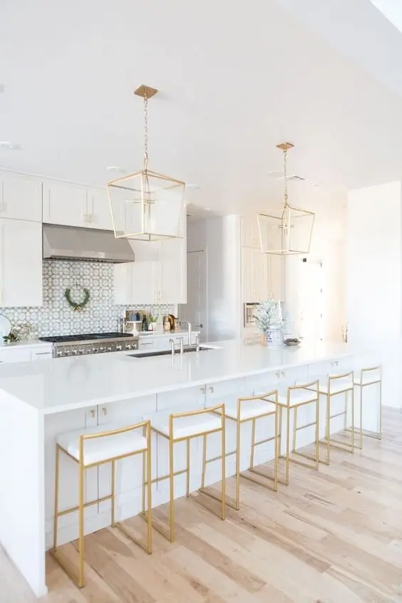 white hamptons kitchen