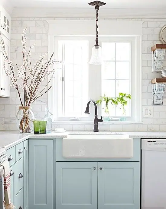 Farmhouse Kitchen Sink: The apron-front sink (a butler sink, if you're shopping for one here) is the style's calling card