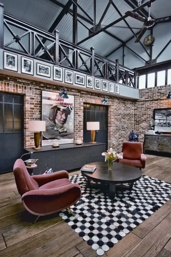 Retro Industrial industrial living room: This stunning living room evokes the dynamism of the past